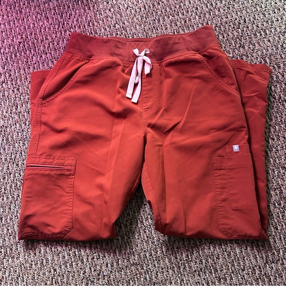 Figs high waisted yola pants in auburn - medium petite/short - Picture 2 of 3